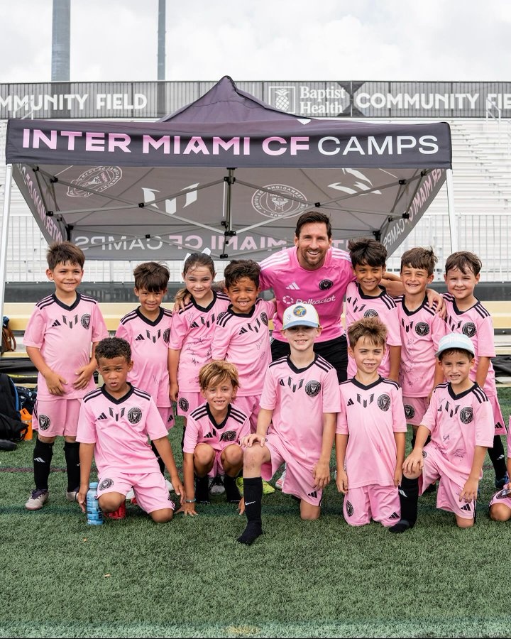 梅西现身迈阿密国际青训营,亲切指导小球员并签名留念