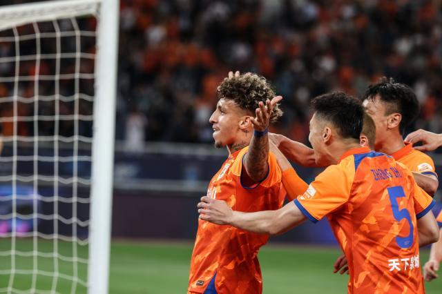 在线体育-【中超】克雷桑闪击小摩托首球 泰山4比1大胜亚泰