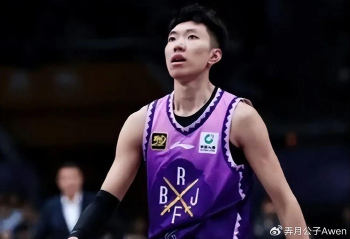 这就是国家队后卫？全场8分垃圾时间刷6分，球迷：刷分也刷不明白|周琦|廖三宁|体育赛事讨论|张庆鹏|中国男篮_新浪体育_新浪新闻