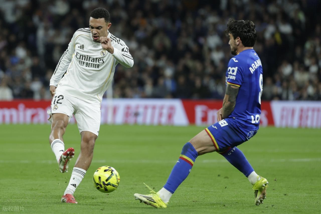 赛事分析-0-1!10人皇马惨遭两连败,被巴萨甩开4分,新星追骂主裁被直红