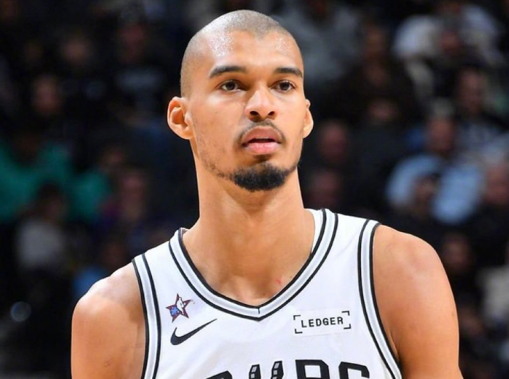 体育直播-雷霆躺升联盟第一!马刺力克活塞豪取9连胜 文班21+17+6帽